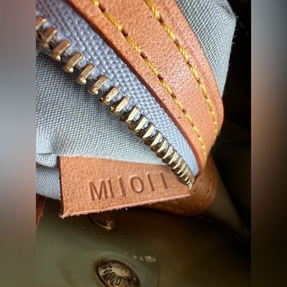 Louis Vuitton Monogram Vernis Reade PM tote bag in sage green patent leather. - Picture 17 of 17